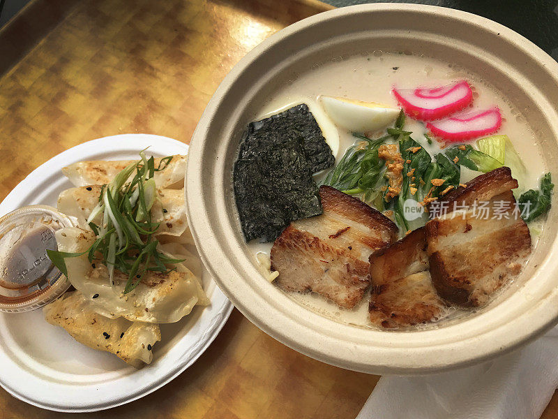 日本拉面汤加五花肉，鱼饼和炸饺子