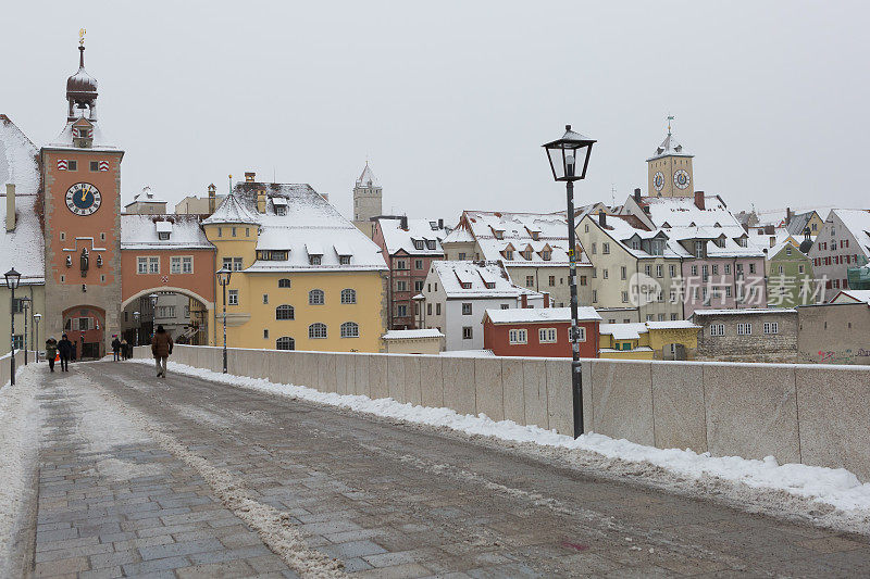 雷根斯堡城市景观从石桥在冬天