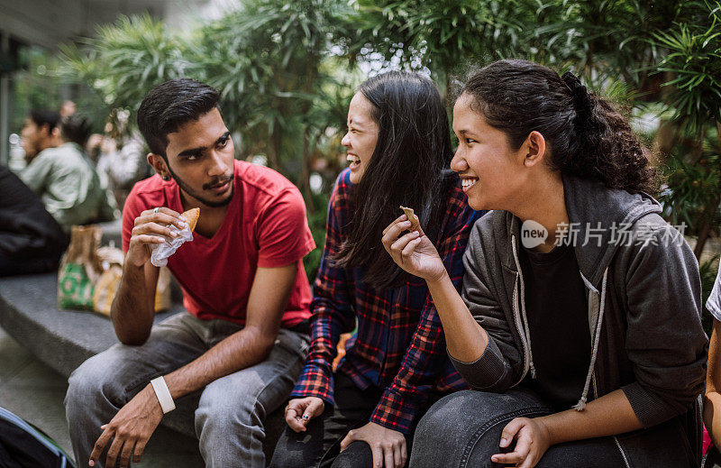 学生们在午休时间在外面吃零食