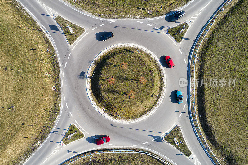 鸟瞰图的交通圈与汽车