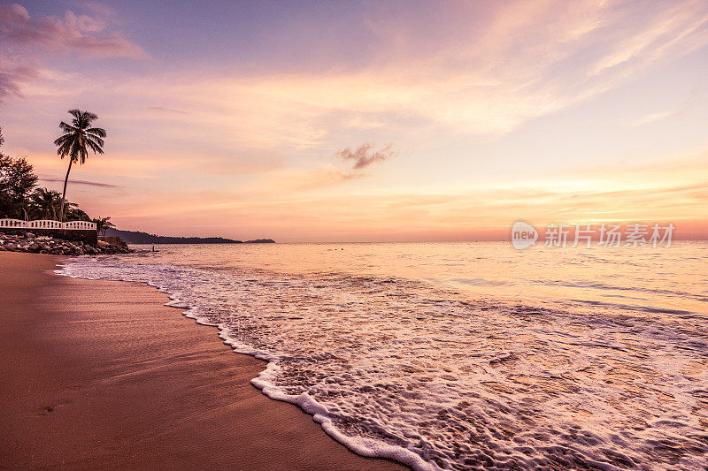 夕阳下的海滩和大海