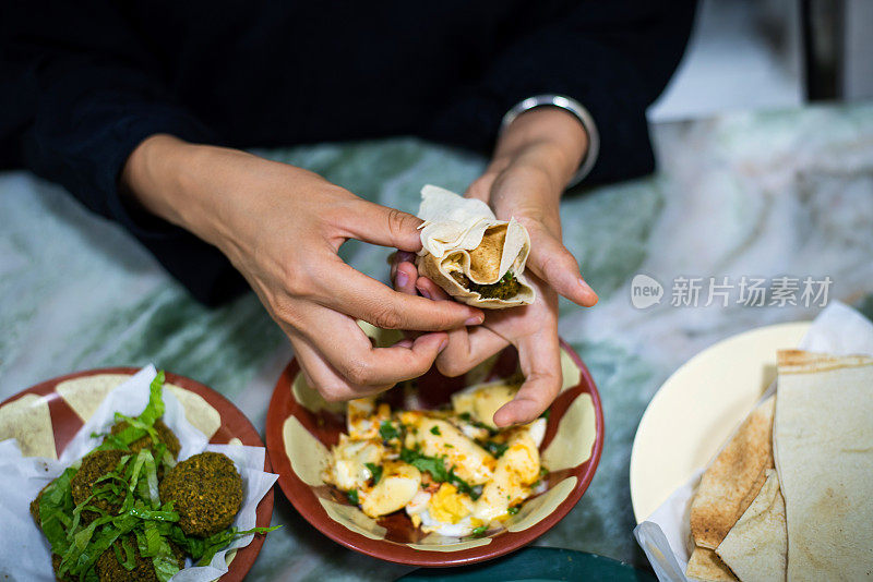 一个在餐馆吃阿拉伯菜的女人