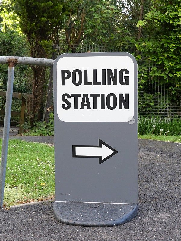 箭头标志指向英国投票站