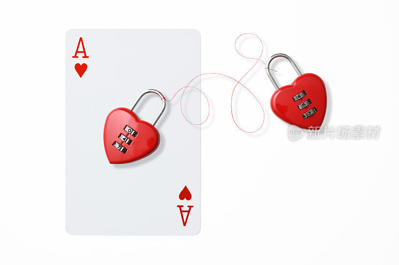 在白色背景上有两个红心形状的组合锁的红心的王牌。