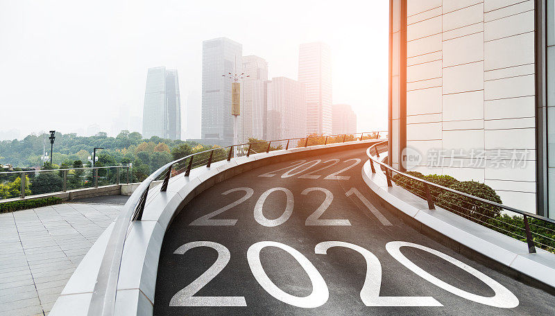 空置的上坡公路2019年，2020年，2021年