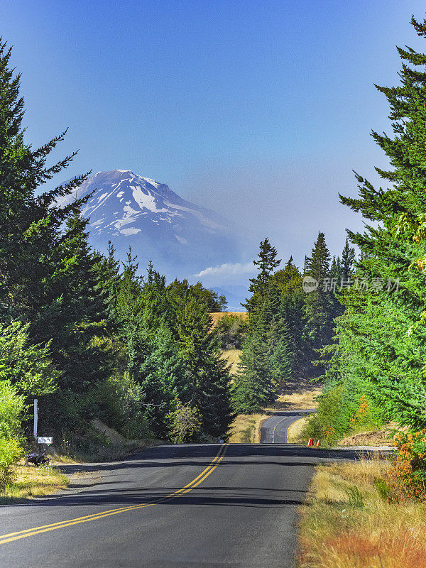 蜿蜒的山路带山景