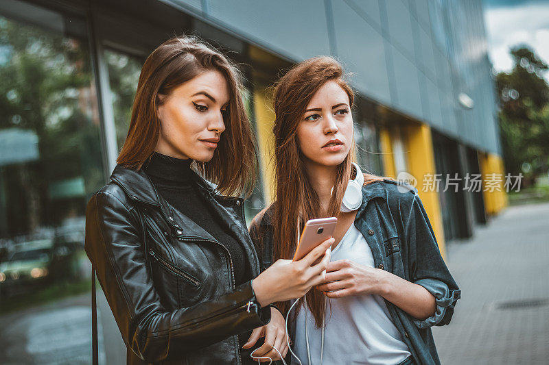 街上的女性手机朋友