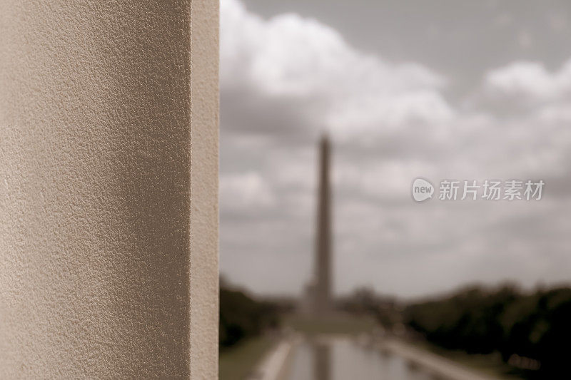 观看林肯纪念堂的柱廊对面的华盛顿纪念碑，华盛顿特区