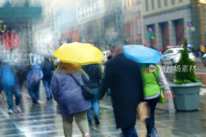 下着雨，曼哈顿繁忙街道上模糊的行人