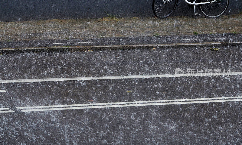 雨落在街上