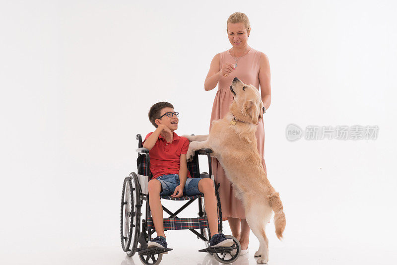 母亲带着残疾的儿子和她的狗