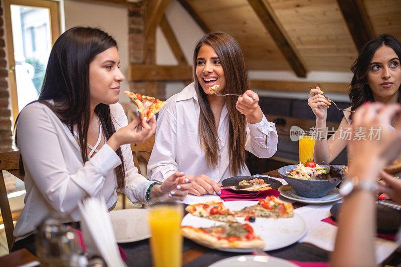 在社交聚会上一起吃饭的一群女人