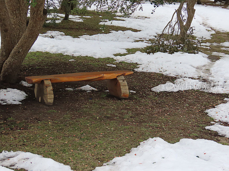 冬天公园的木凳