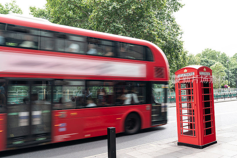 长曝光照片，双层红色巴士在白天通过电话靴