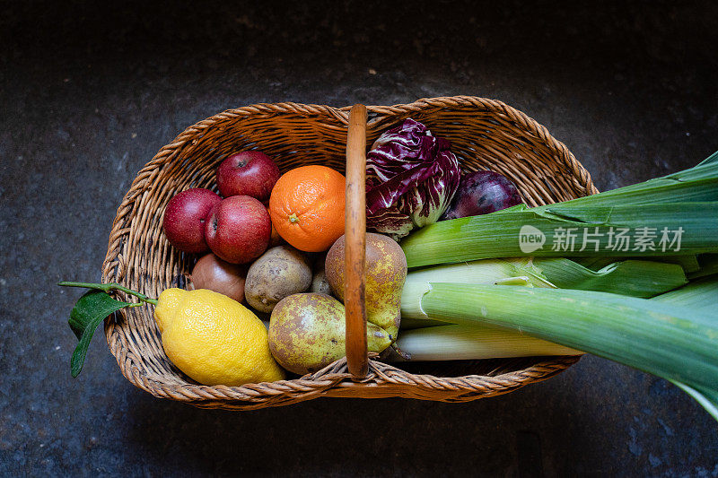 一个篮子的俯视图与新鲜的有机蔬菜