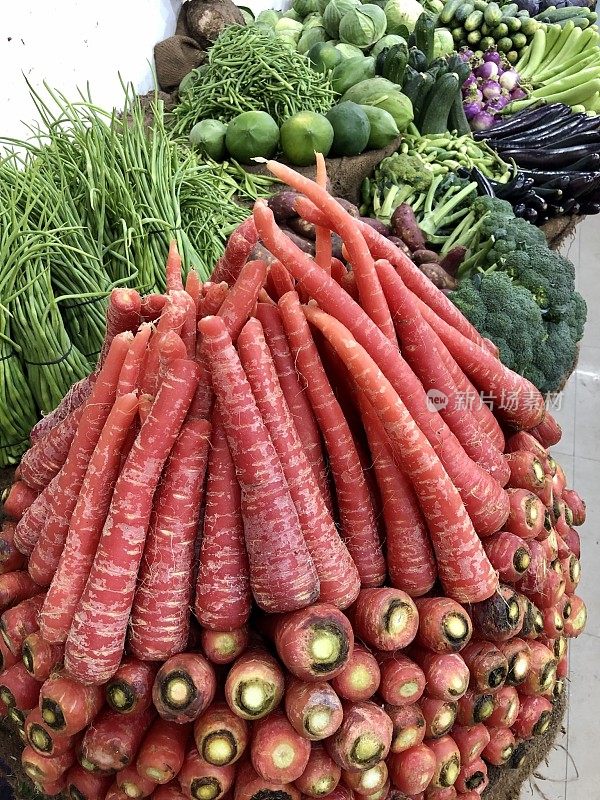 印度当地的新鲜农产品市场，近距离观看红色的胡萝卜、葱、花椰菜、葫芦、木瓜、卷心菜、豌豆、萝卜、茄子和西葫芦