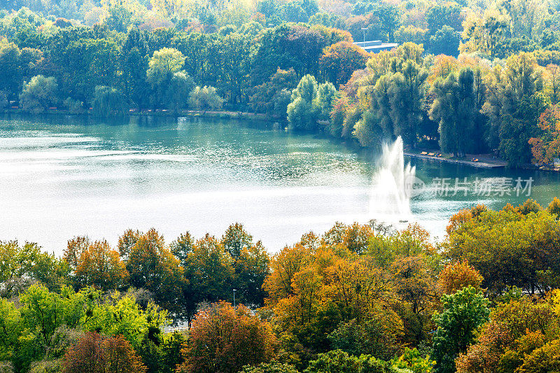 德国汉诺威的马斯湖及其高喷泉