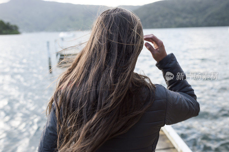 一个女人站在码头上的近景