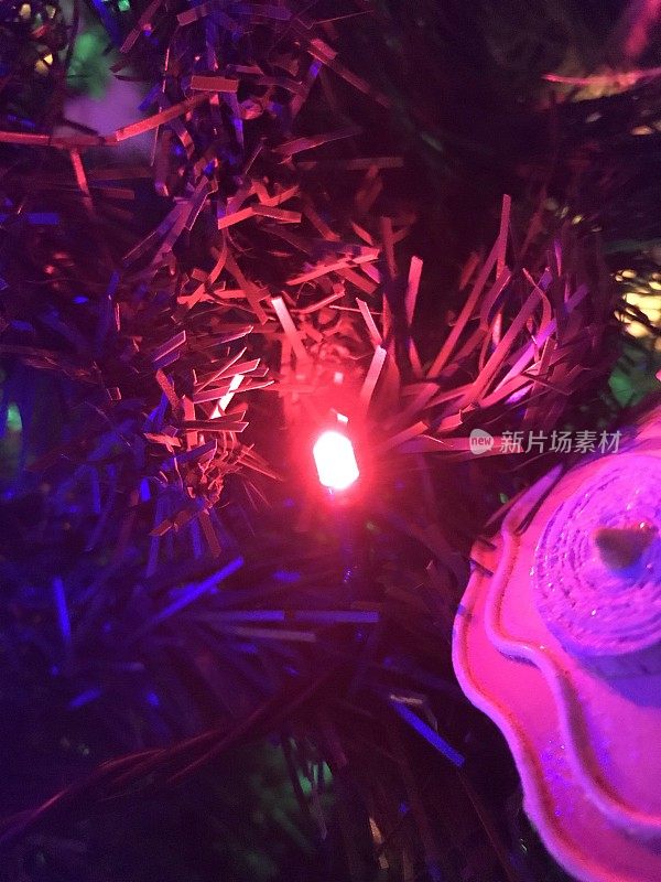 圣诞树彩灯装饰背景