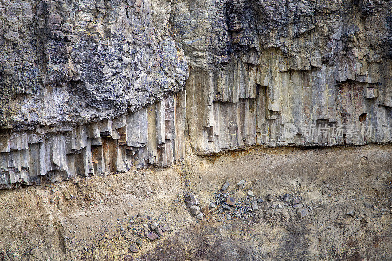 黄石国家公园古代熔岩流中的玄武岩节理