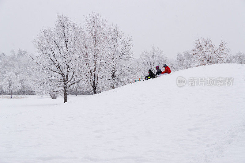 在暴风雪中从山上滑下来