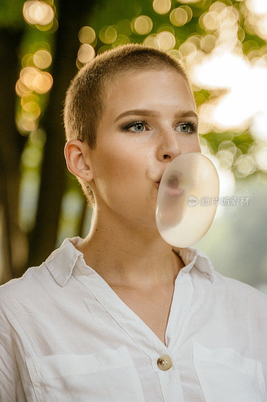 女人用口香糖吹泡泡的肖像