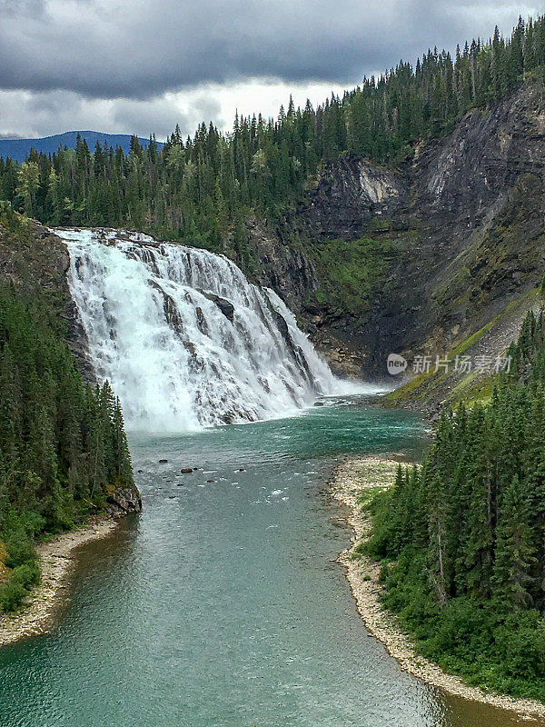 加拿大不列颠哥伦比亚省的Kinuseo瀑布荒野景观