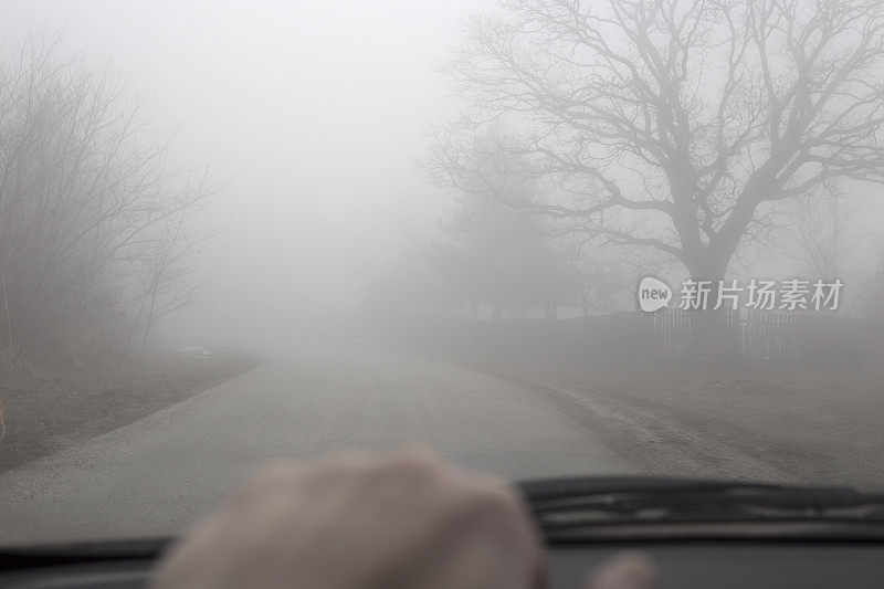 在有雾的冬天开车。司机的个人观点。