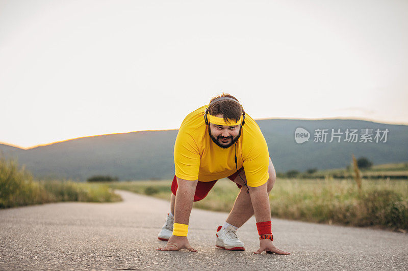 超重准备在街上跑步