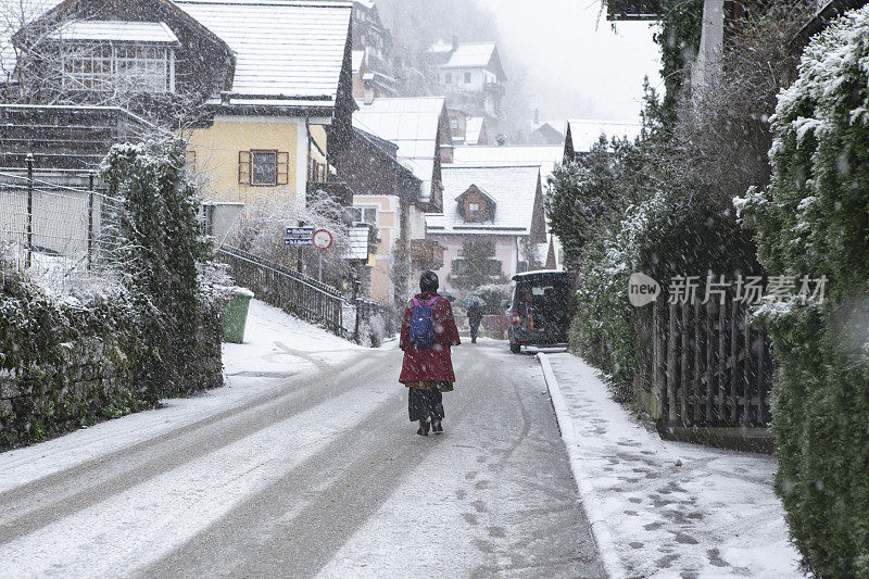 亚洲穆斯林游客在哈尔斯塔特享受冬天的雪