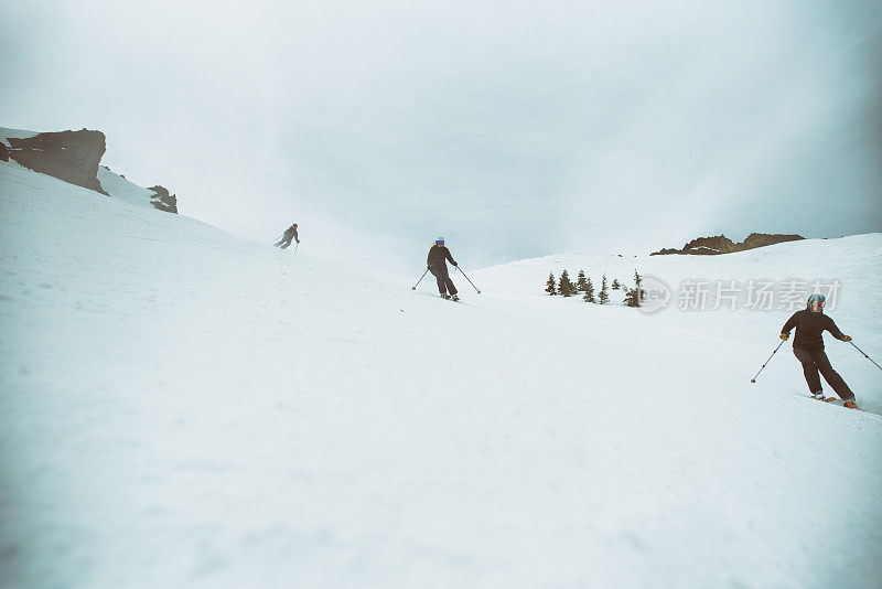 一群朋友一起滑雪