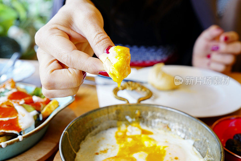 丰富的土耳其早餐。早餐桌和各种各样的食物