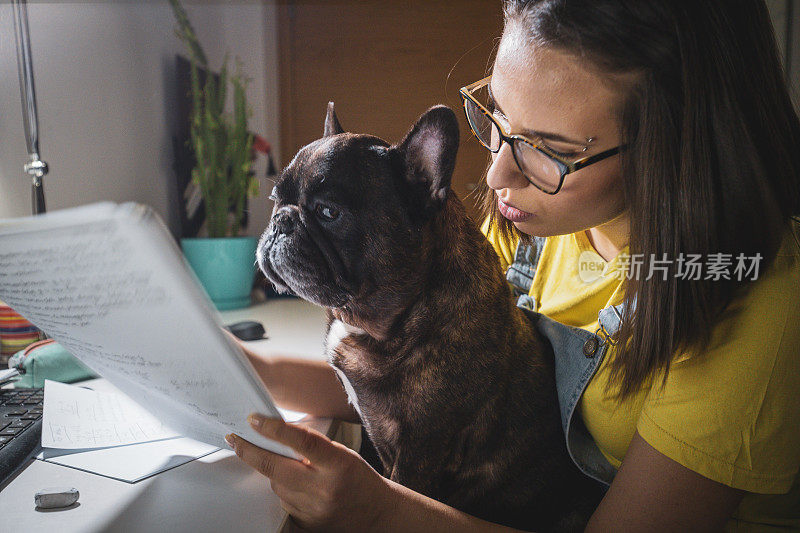 年轻女子在家学习