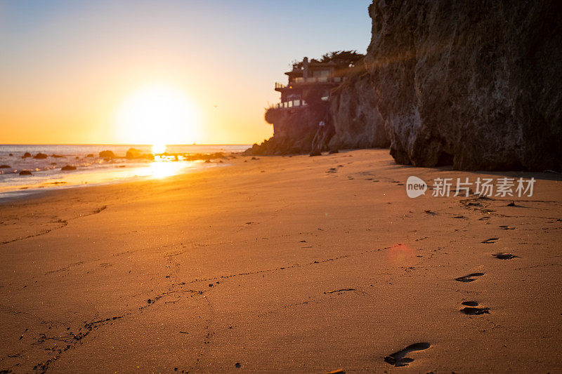 马里布斗牛士海滩脚印上的日落