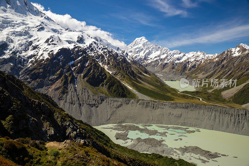 库克山与胡克湖和令人印象深刻的冰碛墙在前景