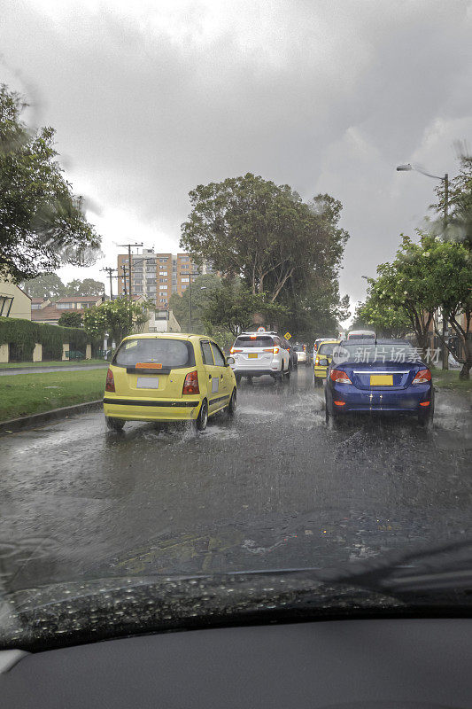 安第斯山脉首都波哥大的一场雷雨减缓了道路上的交通;司机的观点-拍摄在一个移动设备