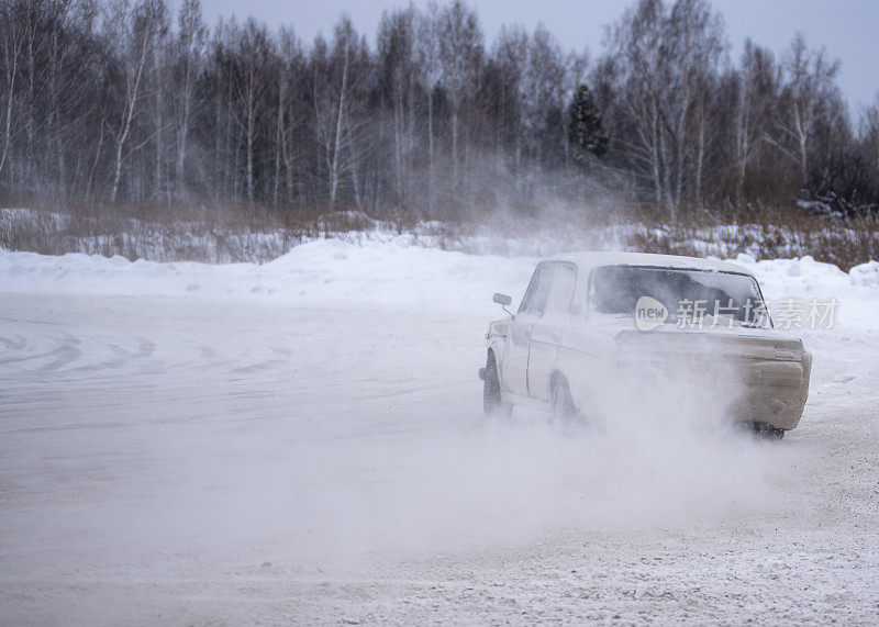 俄罗斯改装的旧车“VAZ-Zhiguli”几乎在漂移，车轮扬起雪，车顶上的摄像头“Gopro”在转弯时。