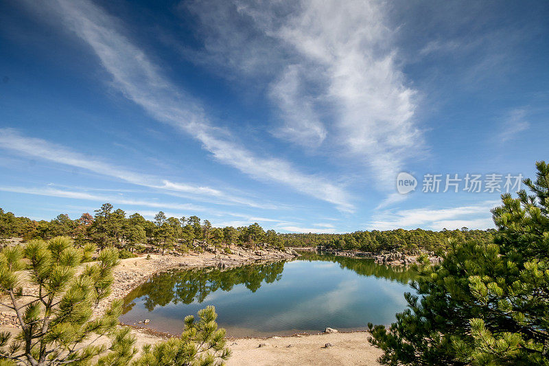 墨西哥西北部塔拉乌马拉山脉的阿拉雷科湖