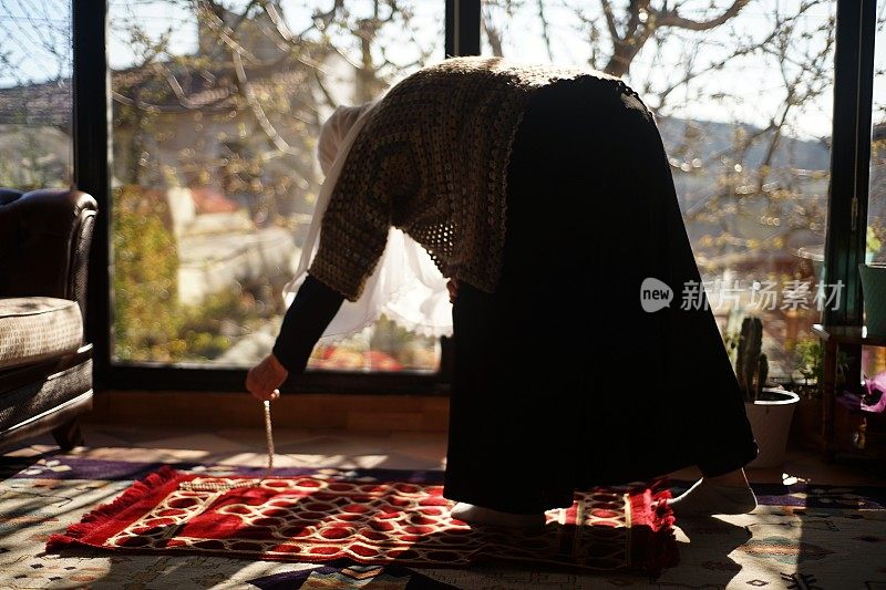 穆斯林妇女在斋月祈祷