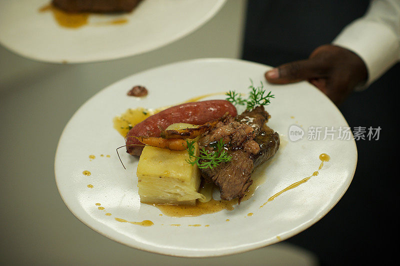 配牛排、猪肉香肠、胡萝卜和土豆