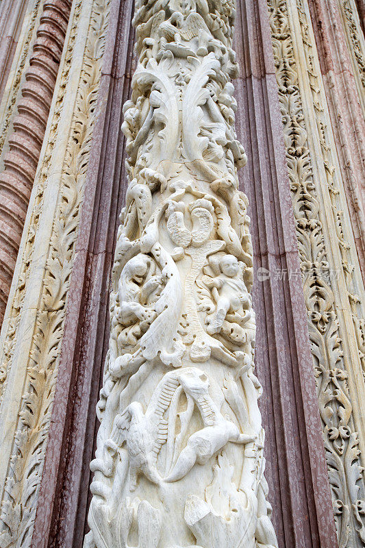 锡耶纳大教堂入口圆柱上的雕刻