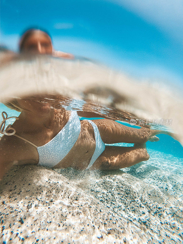 在热带地区水下游泳的女孩