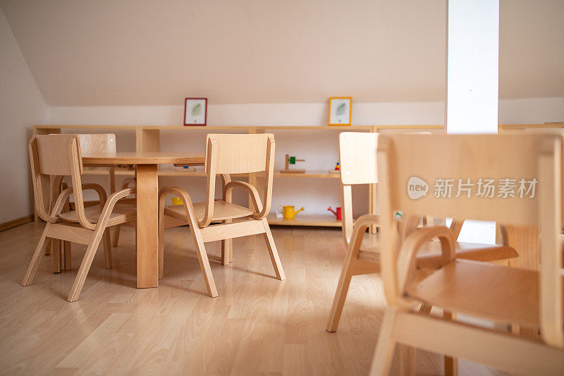 明亮的幼儿园教室里的小桌椅