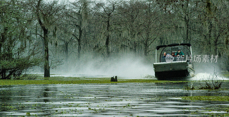 在路易斯安那州南部阴天下的阿查法拉亚河盆地沼泽的飞艇之旅