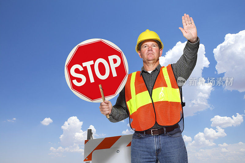 高速公路工人拿着停车标志试图阻止交通