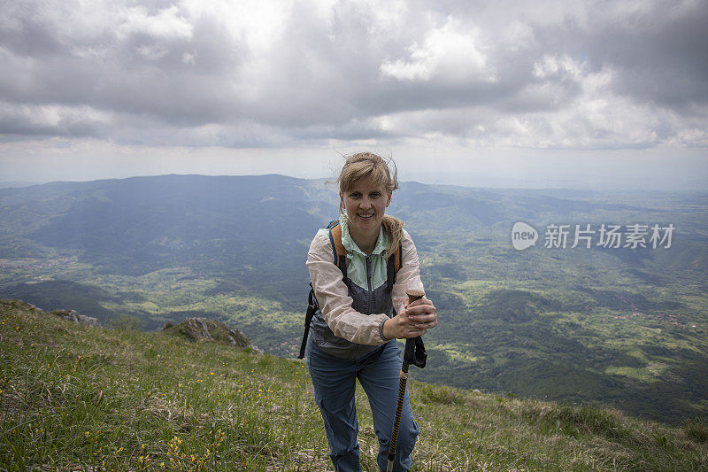 年轻女子登山探险