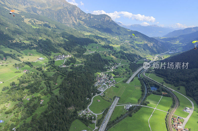 翼装飞行员飞越瑞士阿尔卑斯山