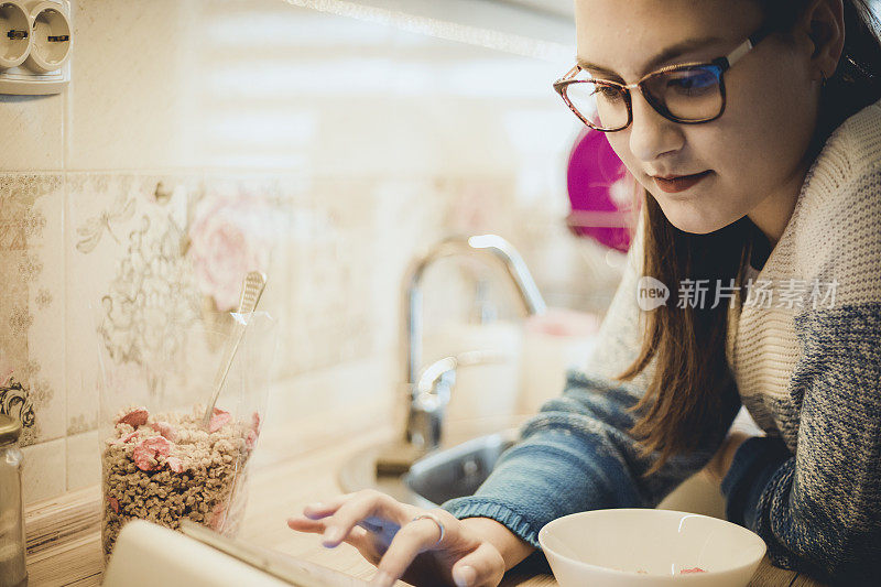 年轻女子与一杯麦片粥-妇女吃麦片的早餐-女孩手持自制格兰诺拉麦片-健康的零食或早餐在早上