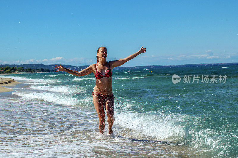 年轻女子享受在海滩上的一天