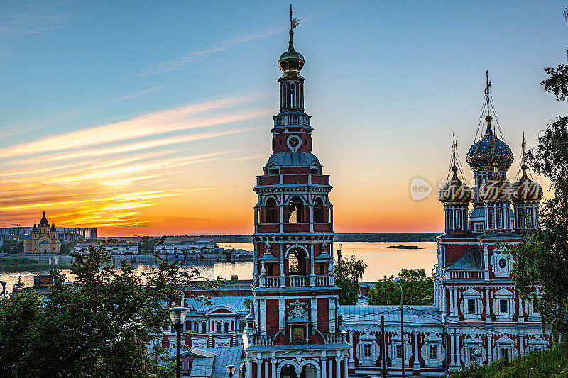 下诺夫哥罗德，涅夫斯基大教堂的日落。俄罗斯。